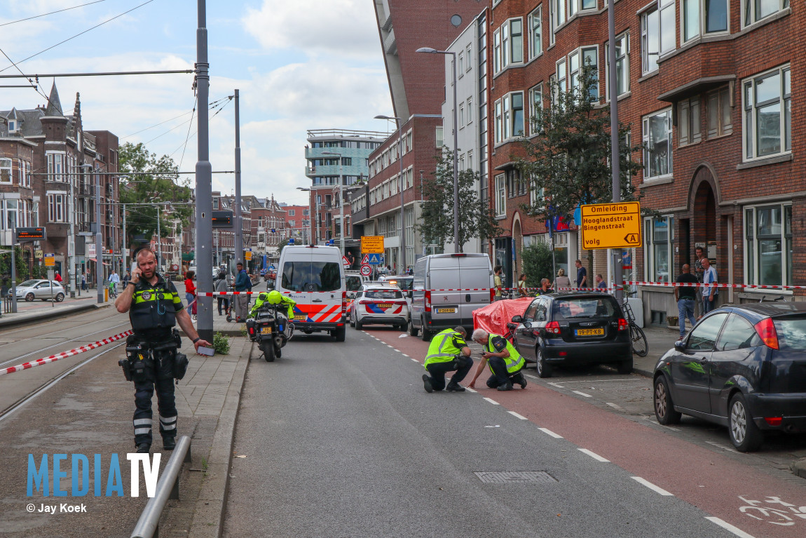 Fietser zwaargewond bij aanrijding, automobilist rijdt door Bergweg Rotterdam