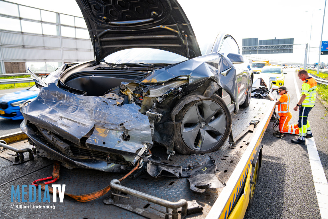 Twee auto's en vrachtwagen in botsing A15 Rotterdam-Charlois