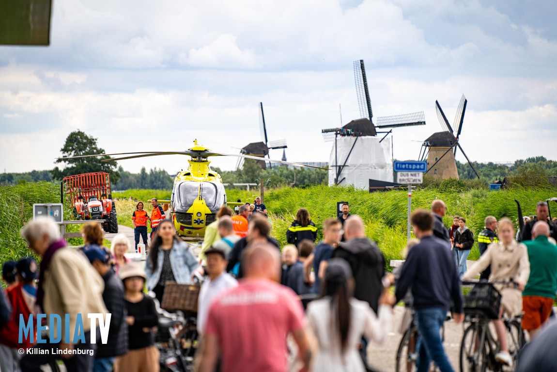 Traumahelikopter landt tussen molens voor persoon te water Nederwaard Kinderdijk