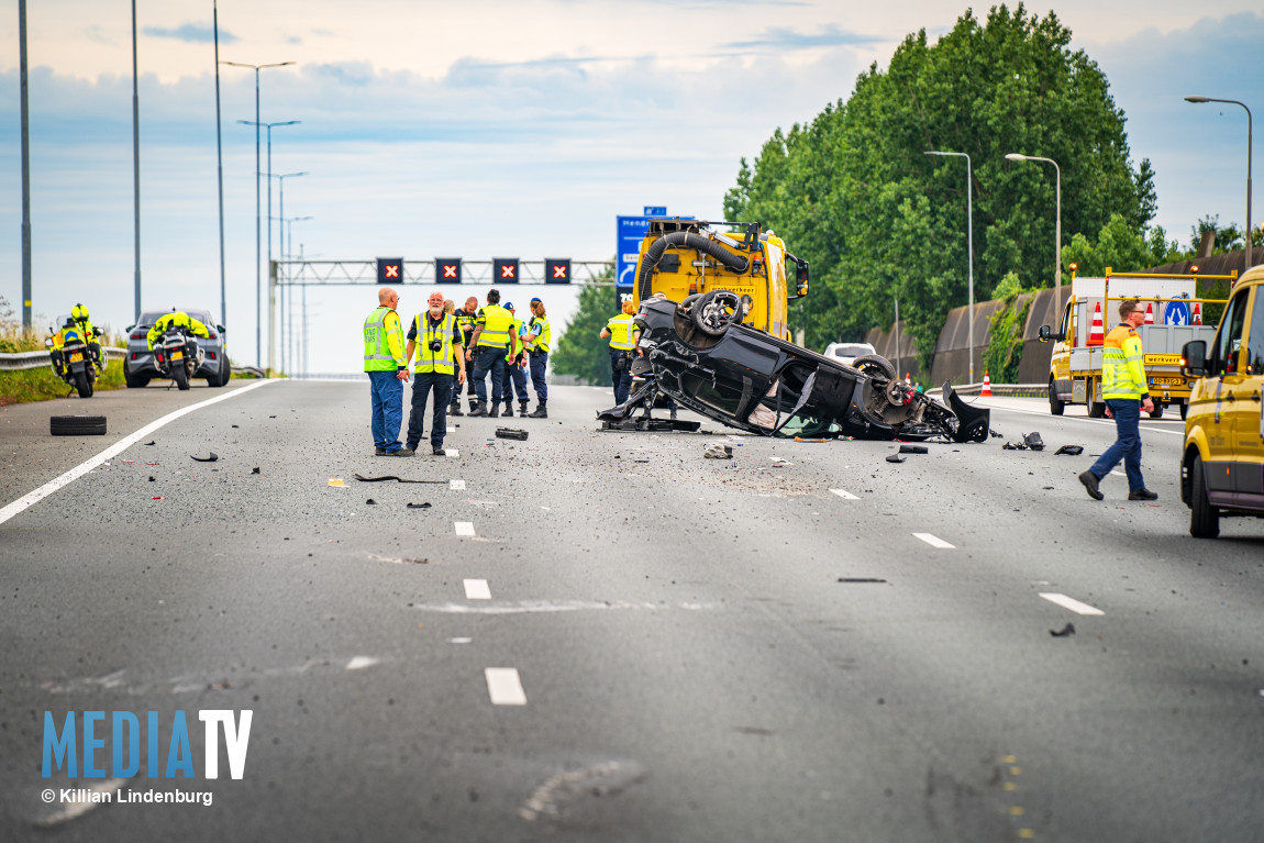 A16 bij Ridderkerk volledig dicht nadat auto over de kop slaat na aanrijding