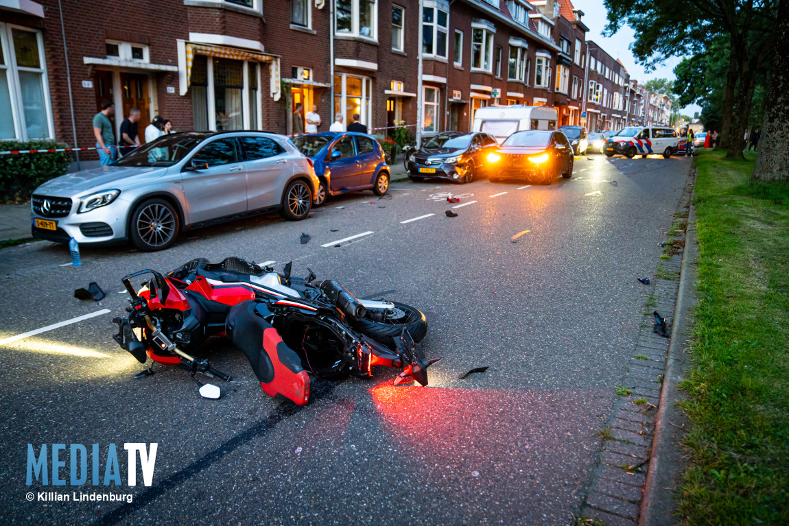 Motorrijder zwaargewond na aanrijding met parkerende auto Randweg Rotterdam