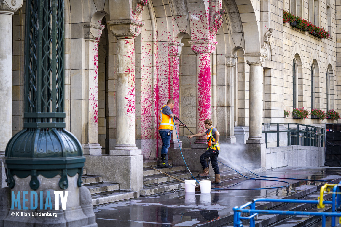 Gevel van Rotterdamse stadhuis beklad met rode verf Coolsingel Rotterdam