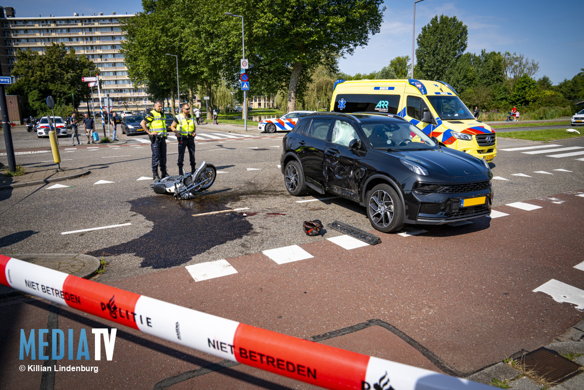 Motorrijder gewond na harde botsing met auto Pascalweg Rotterdam