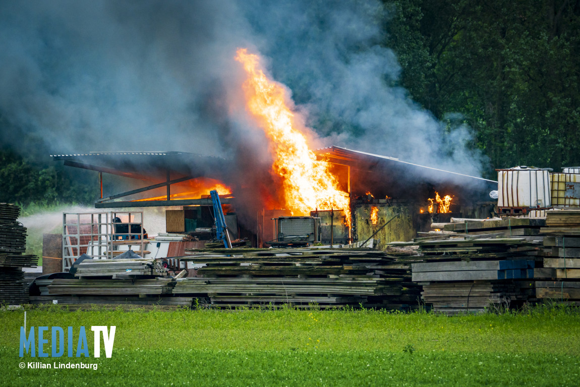 Flinke rookontwikkeling bij uitslaande brand in containers met accu's Krommedijk Zuidland