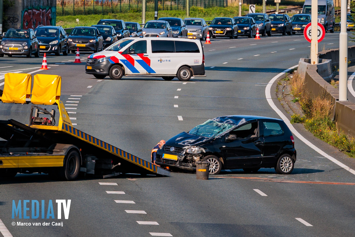 Auto over de kop bij botsing op A20 Rotterdam