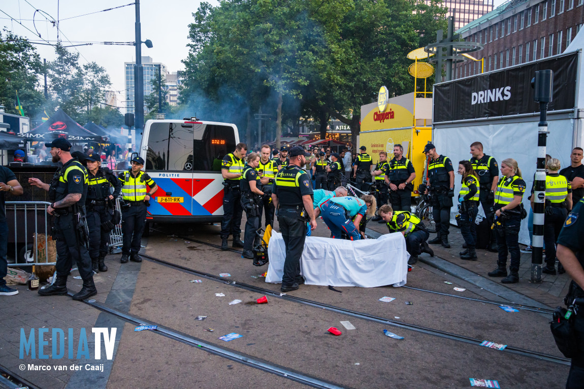 Man bewusteloos na grote vechtpartij bij afloop Zomercarnaval Coolsingel Rotterdam