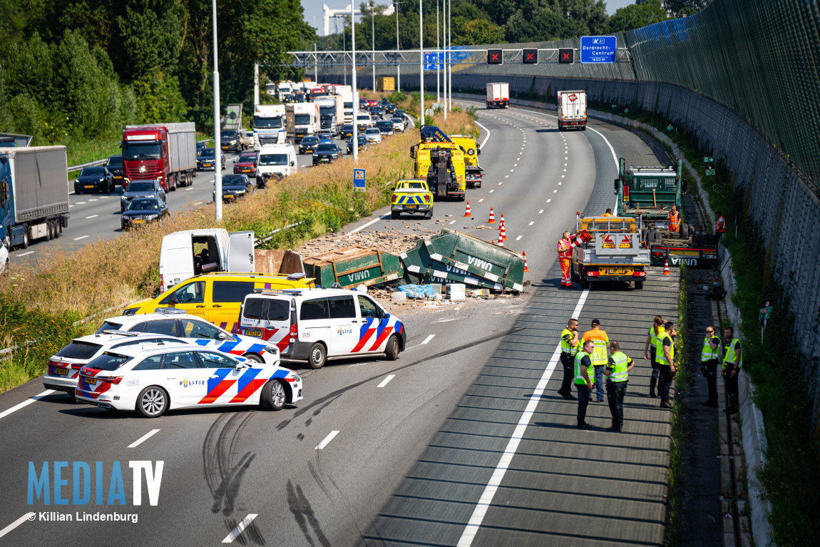 A16 bij Dordrecht bezaaid met stenen en afval na aanrijding