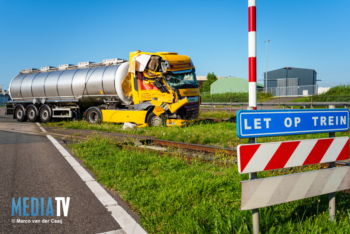 Aanrijding tussen trein en vrachtwagen Welplaatweg  Botlek Rotterdam