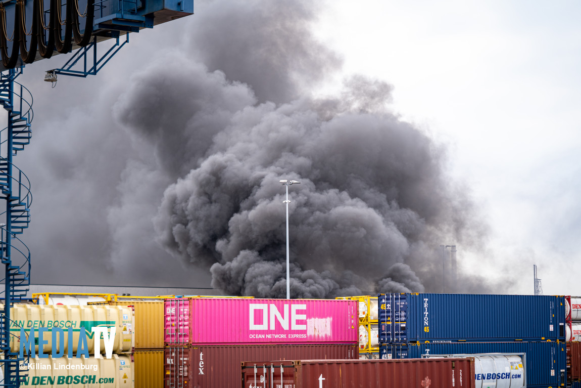 Grote rookwolken te zien bij brand op industrieterrein Butaanweg Vondelingenplaat Rotterdam