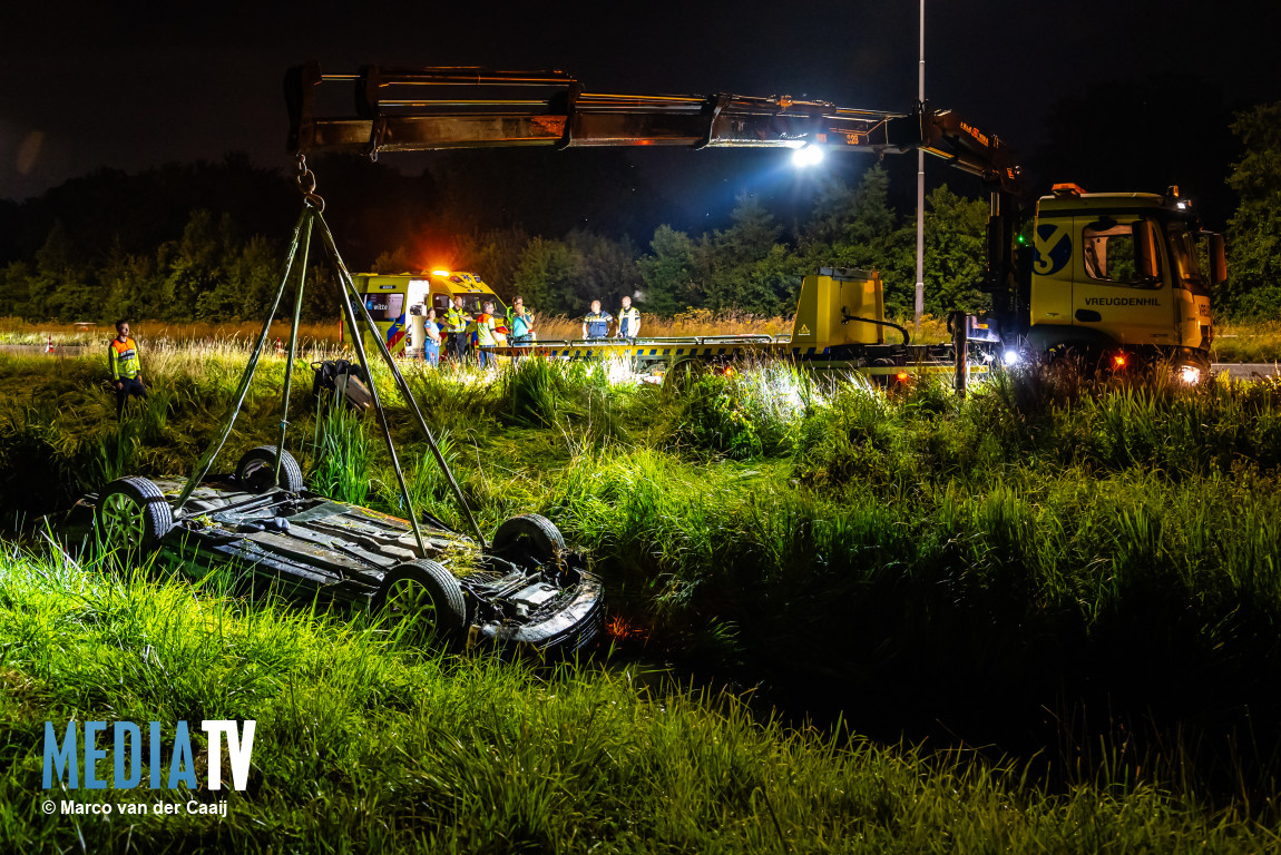 Auto ondersteboven in sloot na ongeval A20 Maasland