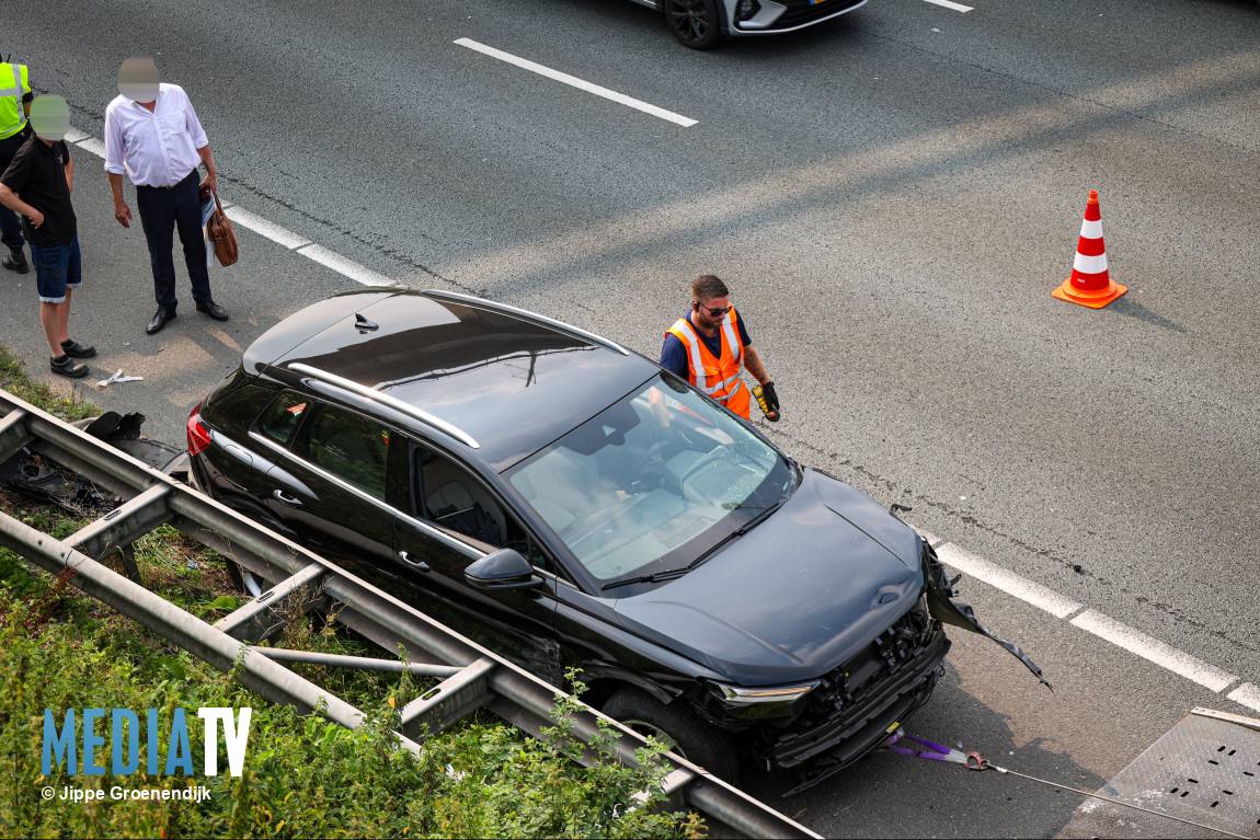 Vrachtwagen en auto in botsing A20 Rotterdam