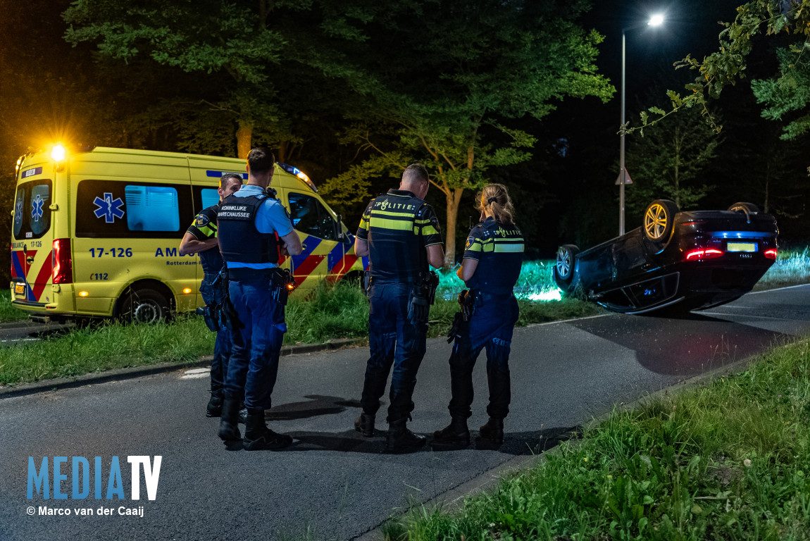 Automobilist rijdt tegen boom en slaat over de kop Van der Duijn van Maasdamweg Rotterdam