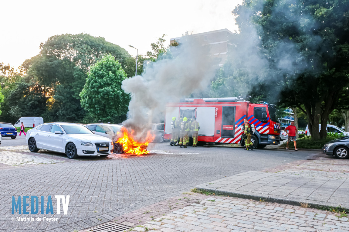 Auto uitgebrand aan de Dawesweg Rotterdam