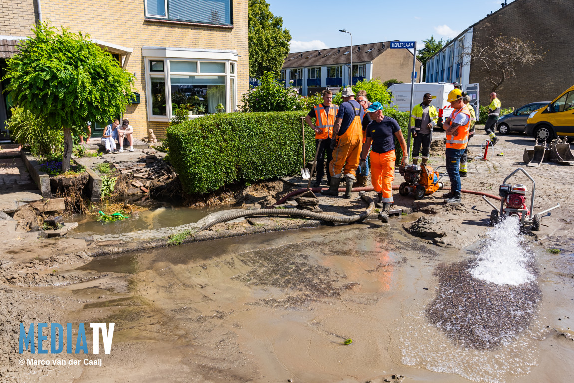 Straat blank bij water- en gaslekkage Keplerlaan Spijkenisse