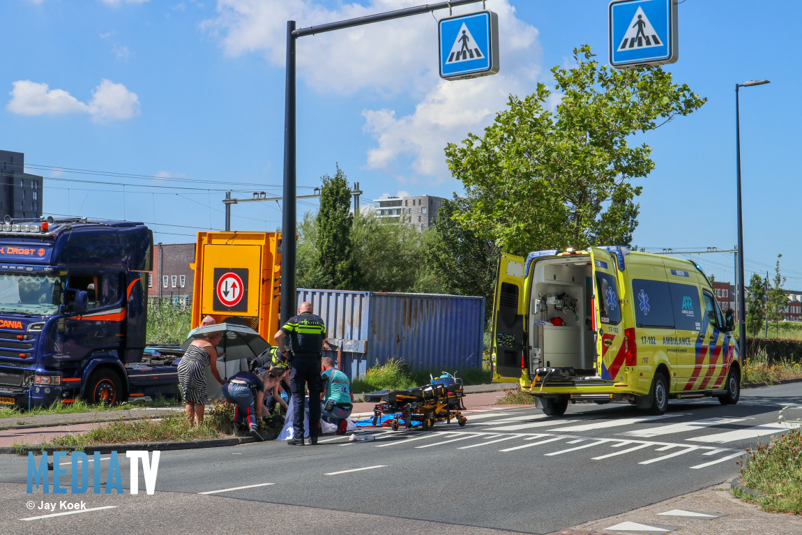 Meisje (13) zwaargewond bij aanrijding, automobilist rijdt door Industrieweg Maassluis