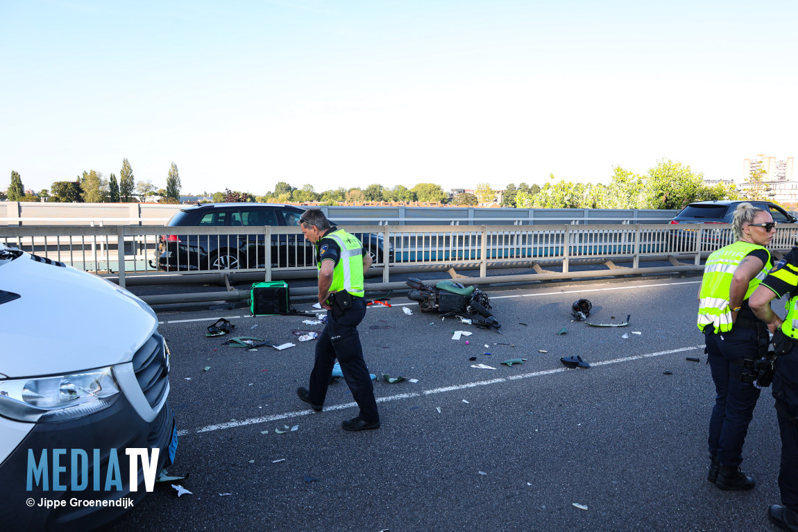 Scooterrijder zwaargewond na ongeval Algerabrug  Krimpen aan den IJssel