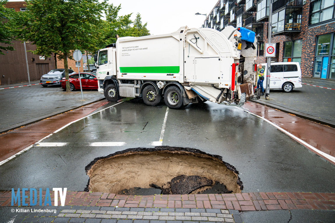 Metersgroot zinkgat in asfalt van weg ontstaan Lodewijk Pincoffsweg Rotterdam