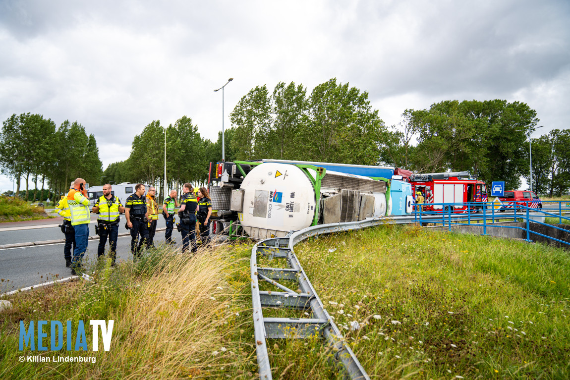 Vrachtwagen gekanteld op rotonde N57 Dammenweg Hellevoetsluis