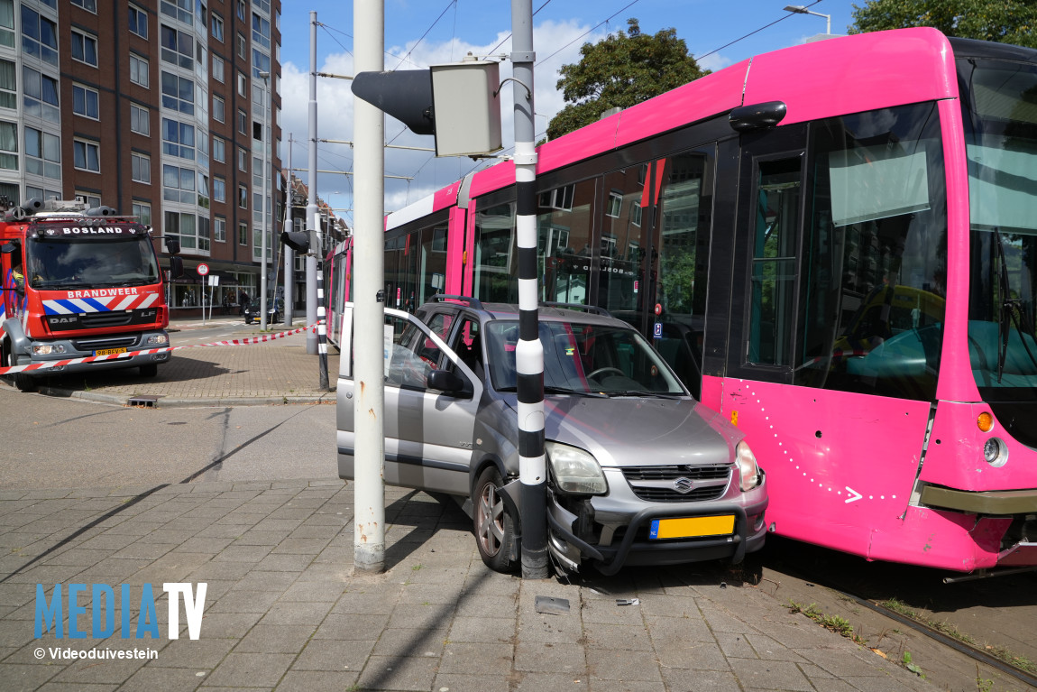 Aanrijding tussen tram en personenauto Honingerdijk Rotterdam