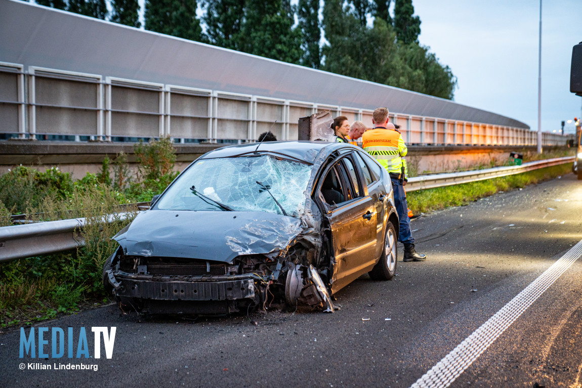 Auto over de kop na aanrijding met vrachtwagen A4 Vondelingenplaat Rotterdam