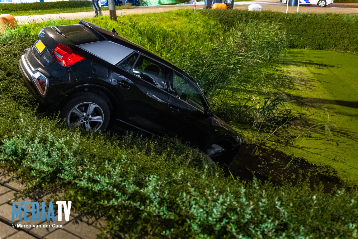 Man parkeert auto om te plassen waarna voertuig in sloot rolt  Groendalseweg Bleiswijk