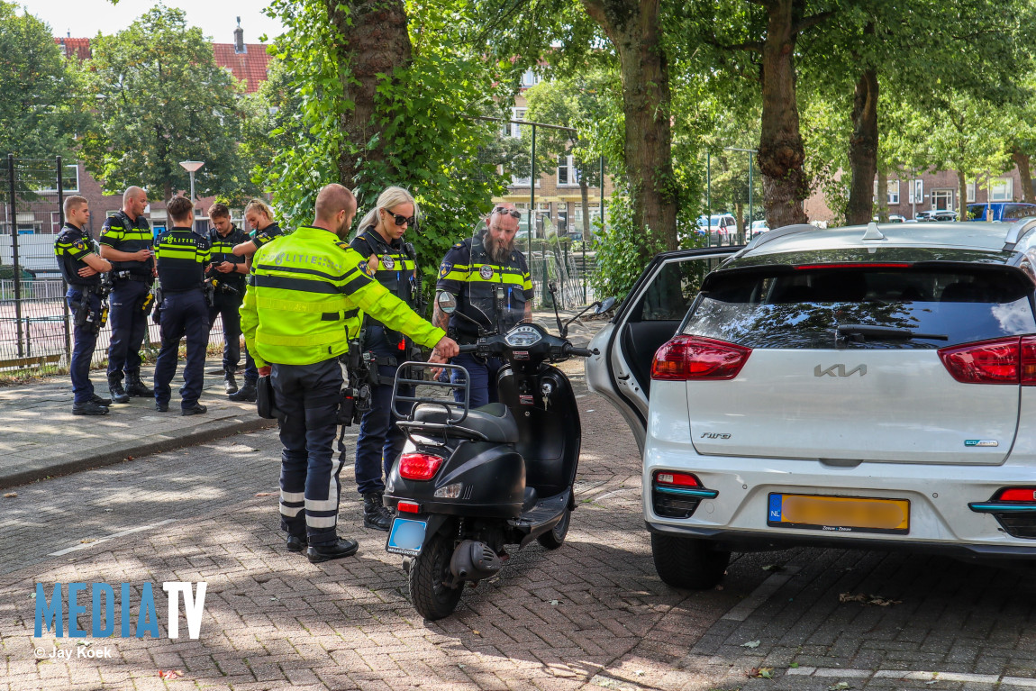 Scooterrijder klapt op openstaande autodeur Verschoorstraat Rotterdam