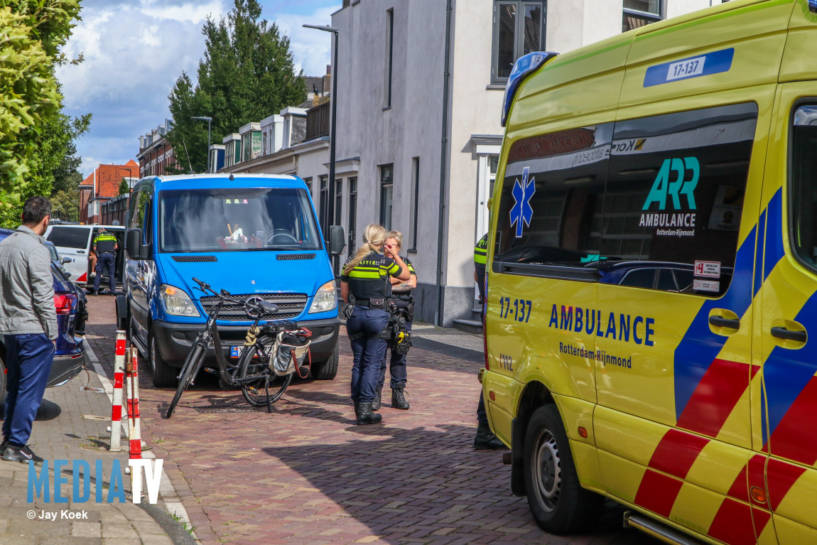 Automobilist opent deur zonder te kijken en veroorzaakt ongeval Fenacoliuslaan Maassluis