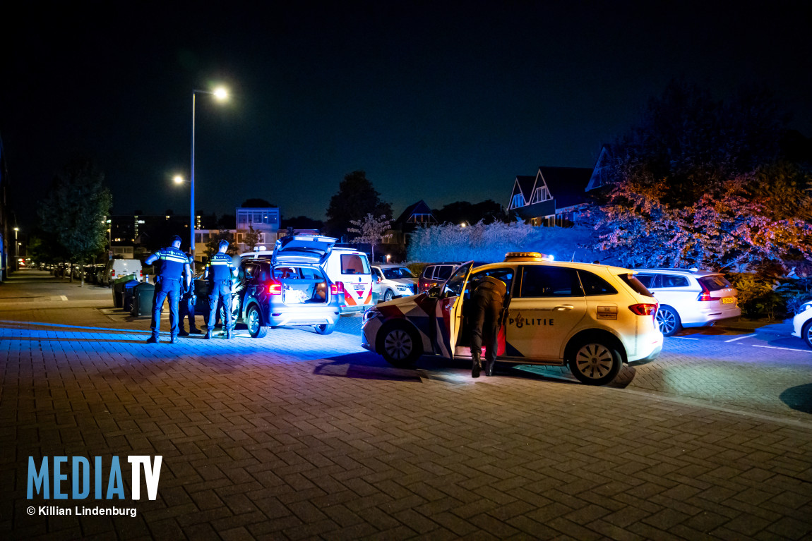 Hardrijdende automobilist negeert rode verkeerslichten en stopteken politie Zenostraat Rotterdam