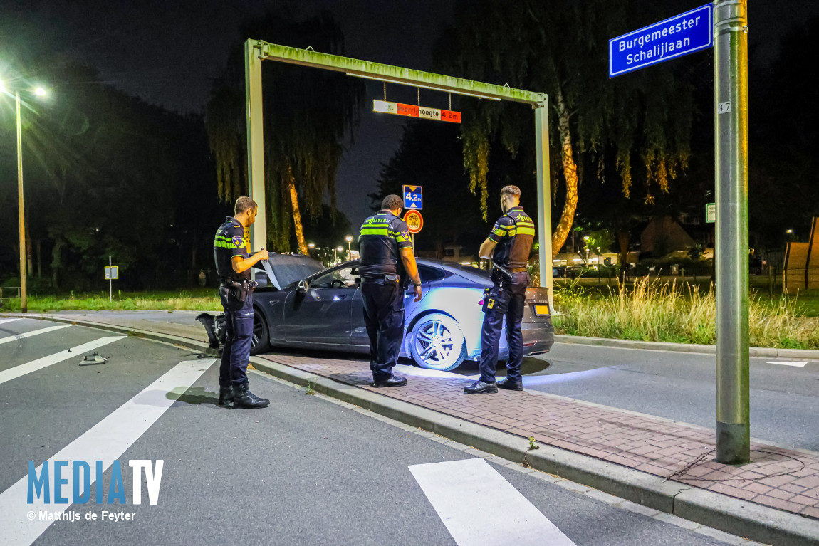 Tesla botst op paal Burgemeester Schalijlaan Capelle aan den IJssel