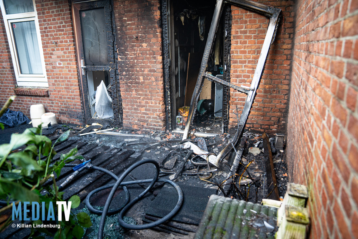 Brand in tuin slaat over naar woning Ranonkelstraat Rotterdam