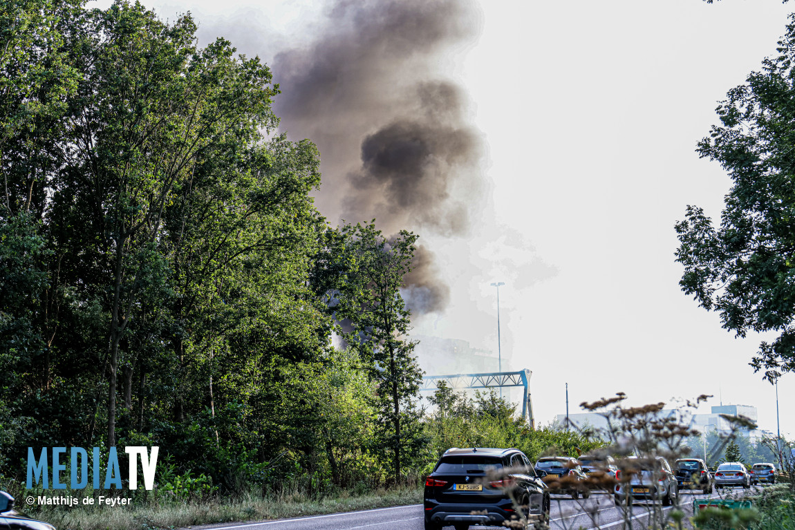 Voertuigbrand op snelweg A20 bij Capelle aan den IJssel