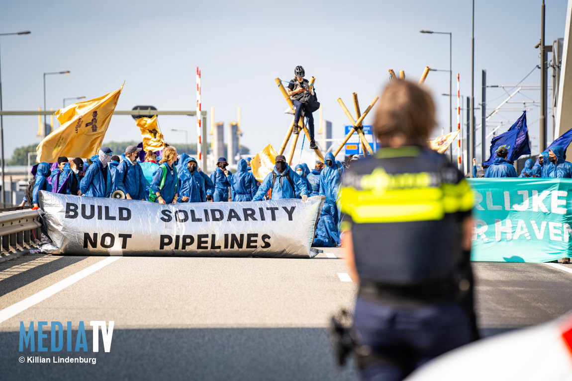 Klimaatactivisten blokkeren Botlekbrug, verkeer gestremd