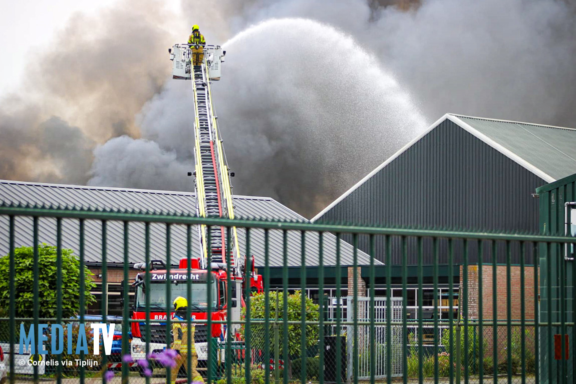 Zeer grote brand legt bedrijfsloods in as Oranjeweg Zuid-Beijerland