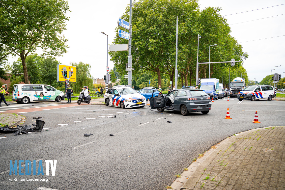 Politiewagen onderweg naar melding aangereden Spinozaweg Rotterdam