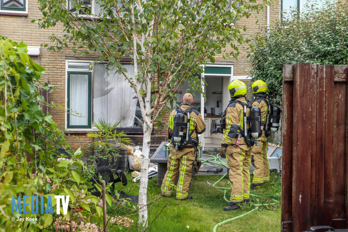 Tuinset vliegt in brand tegen gevel van woning in Maasland, veel schade aan gevel