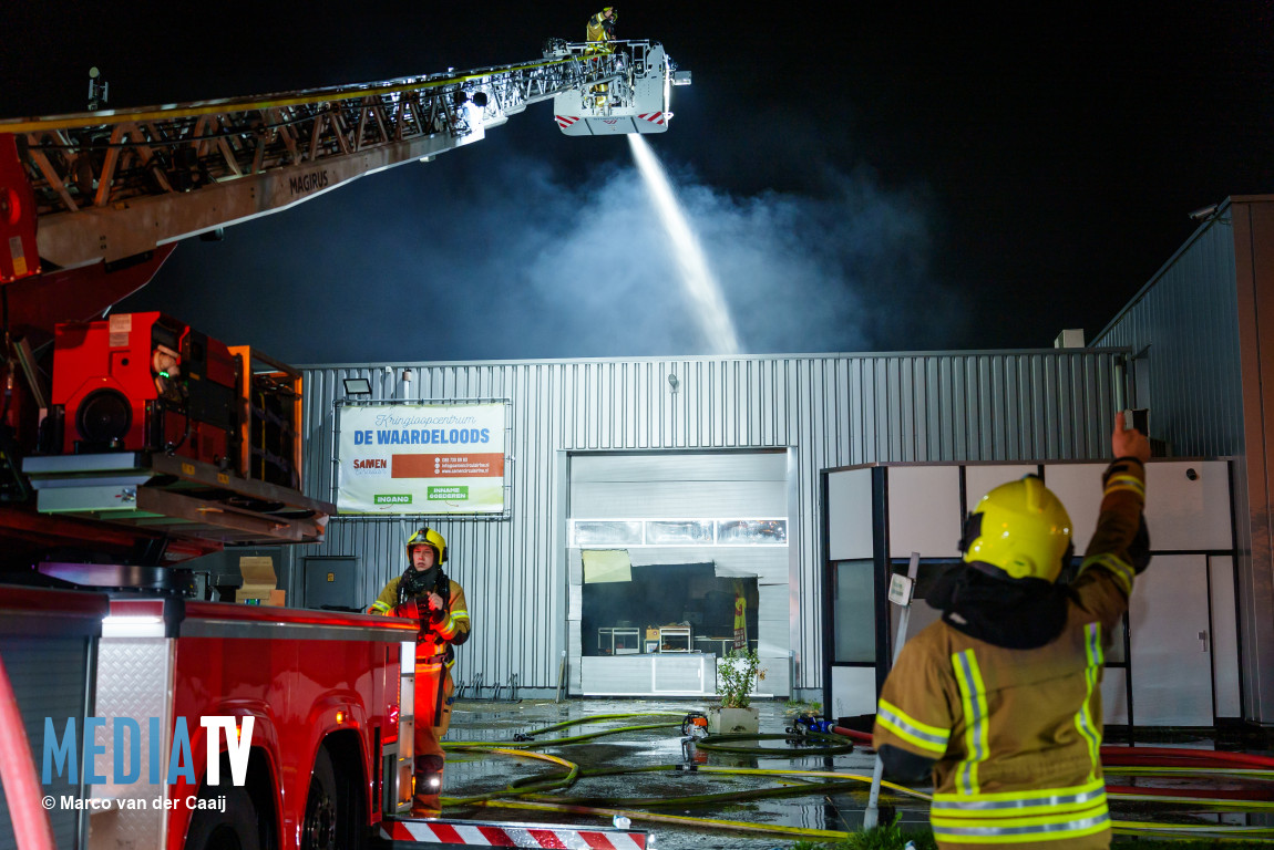 Grote brand bij kringloopwinkel De Waardeloods Albert Einsteinstraat Oud-Beijerland