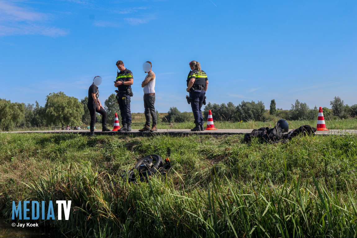 Motorrijdster wordt van de weg gedrukt en valt Kandelaarweg Schiedam