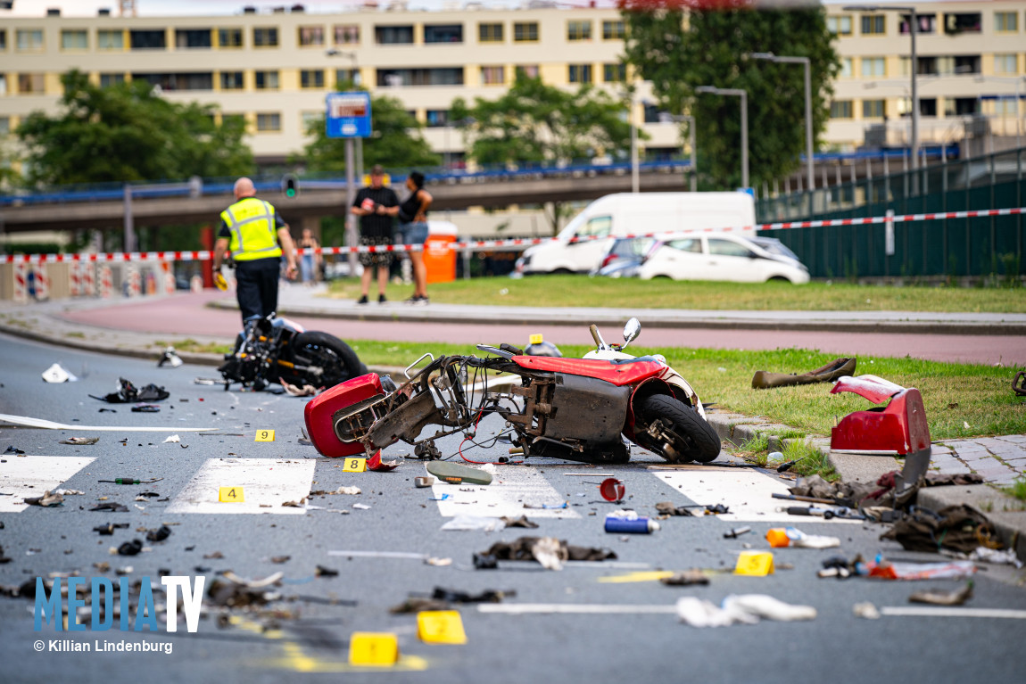 Twee gewonden en enorme ravage na aanrijding motor en scooter Posthumalaan Rotterdam