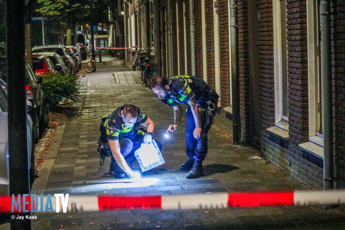 Brand bij voordeur van woning na explosie Vondelstraat Vlaardingen