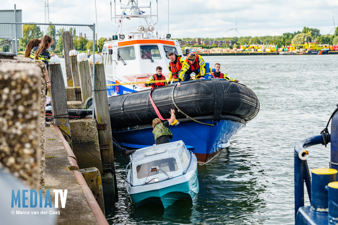 Vissersbootje gered na lekkage Nieuwe Waterweg Maassluis