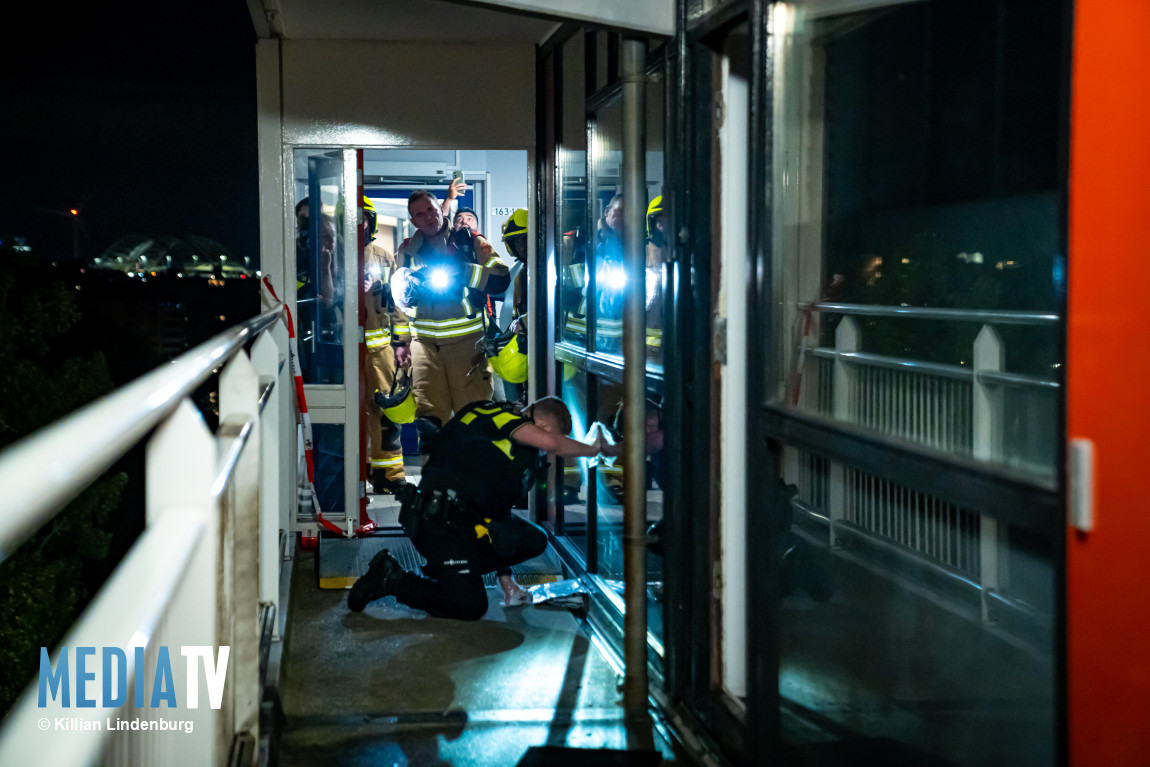 Explosie en brand bij flatwoning, vrouw en baby thuis Aalsdijk Rotterdam