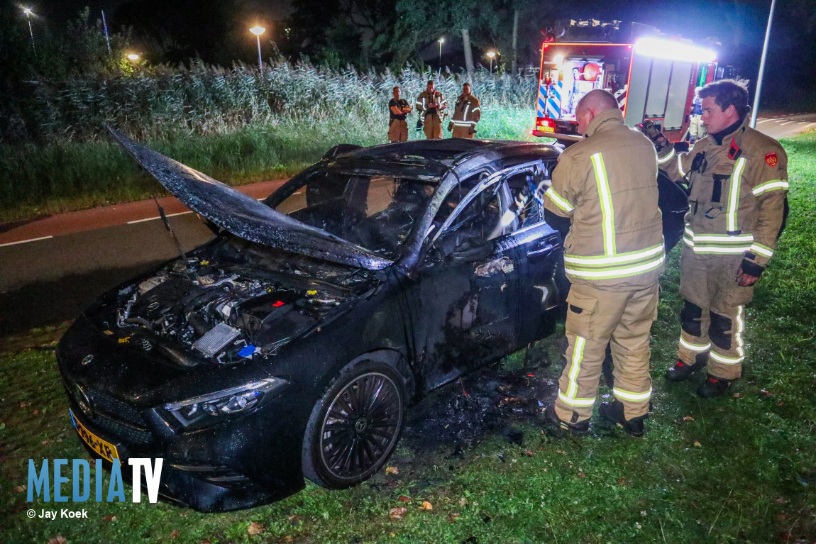 Auto vliegt tijdens het rijden in brand Broekpolderweg Vlaardingen