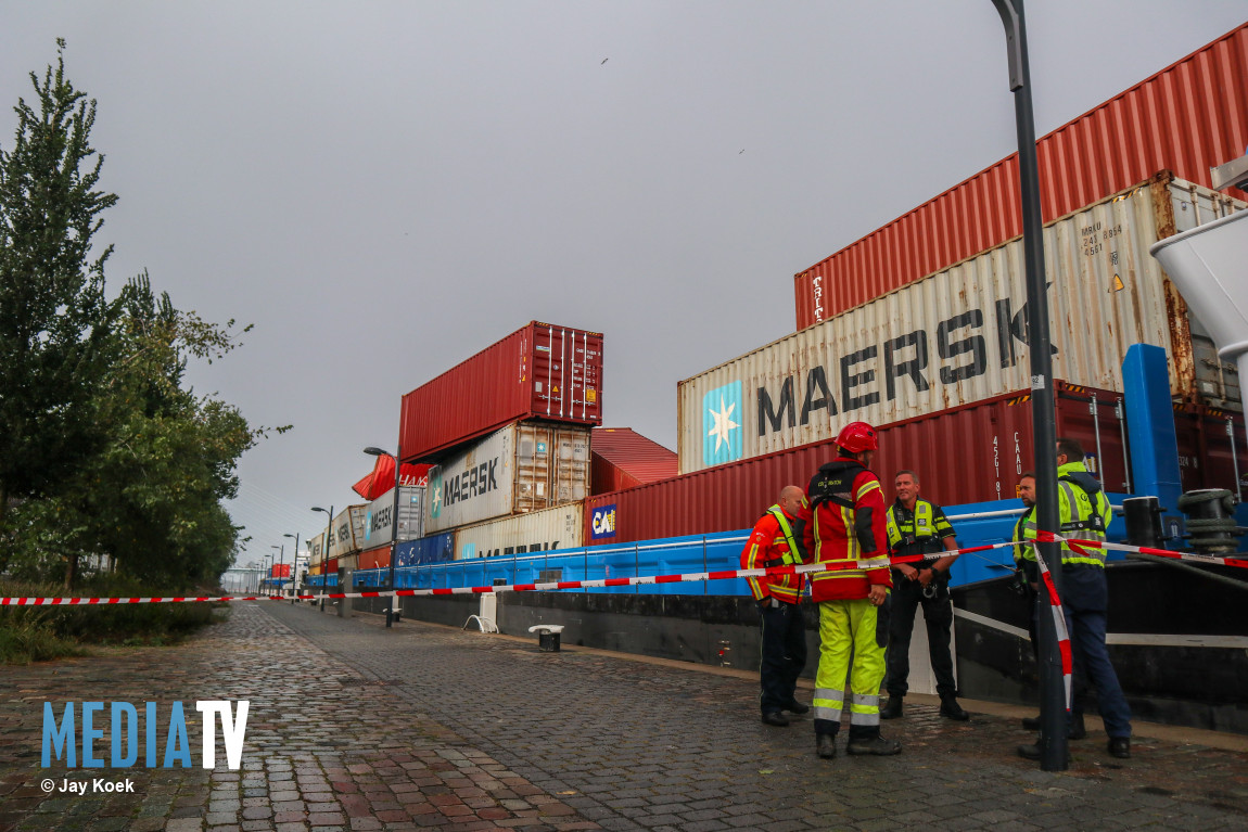 Containerschip verliest containers na aanvaring met Willemsbrug