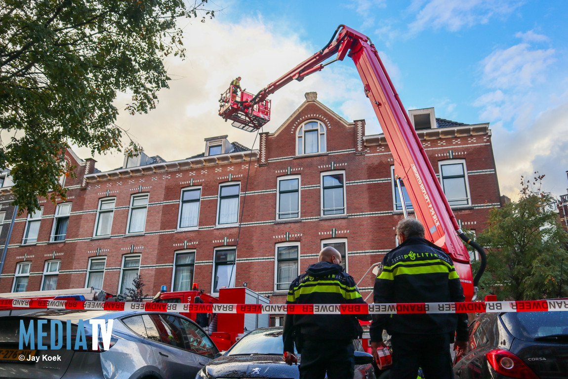 Brand en schade na blikseminslag bij woning C.P. Tielestraat Rotterdam