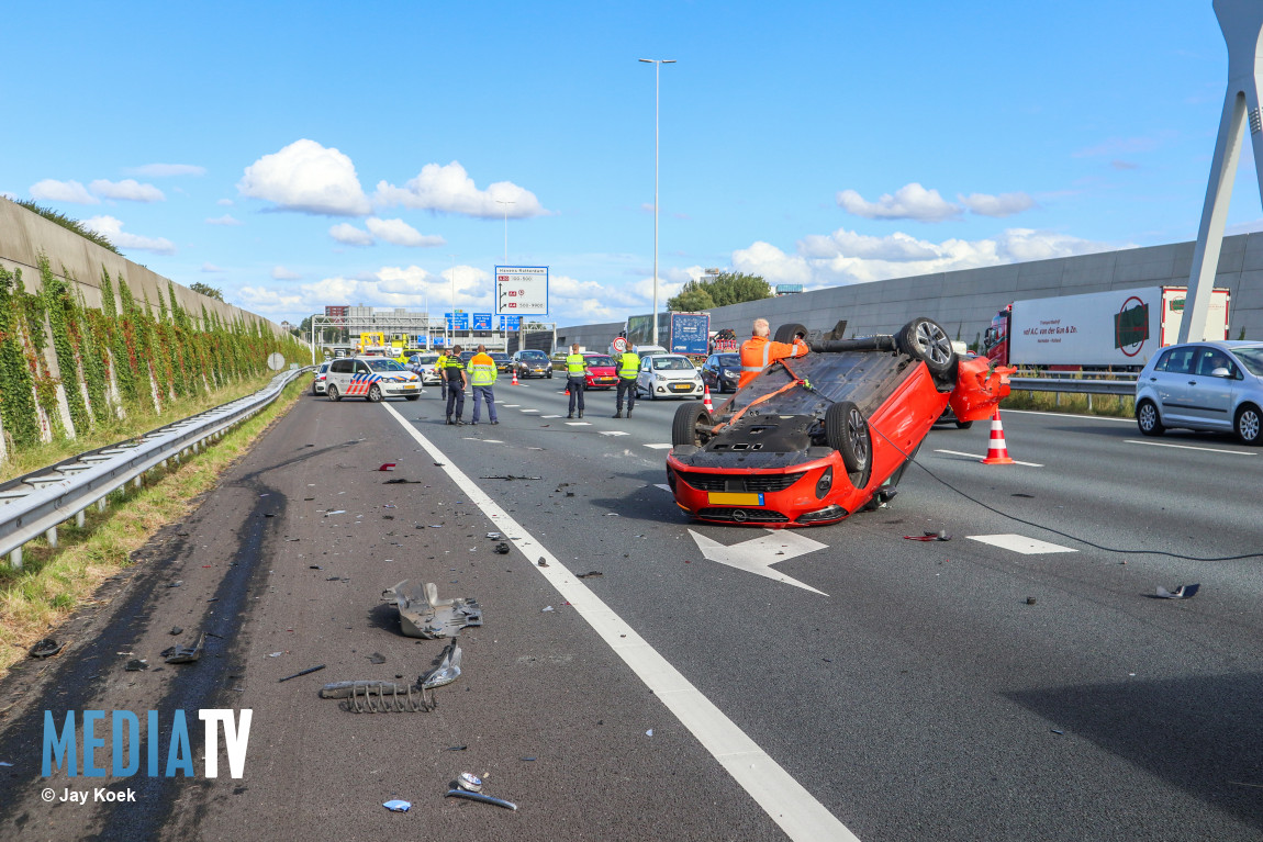 Auto belandt op z'n kop na aanrijding A20 Vlaardingen