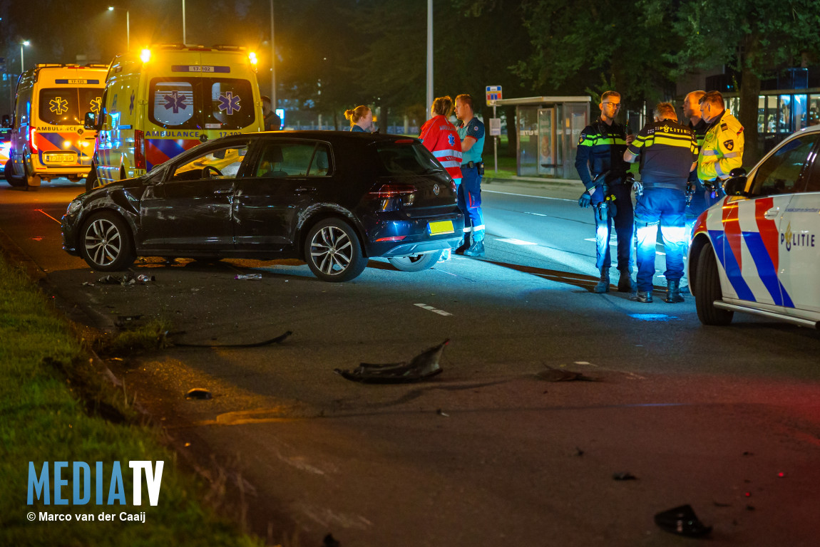 Auto gekanteld bij aanrijding Strevelsweg Rotterdam