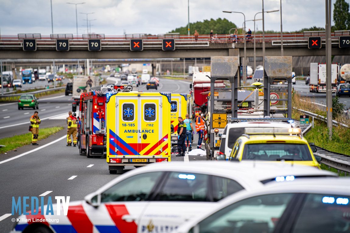 Vrachtwagenchauffeur overleden na aanrijding op snelweg A15 Ridderkerk