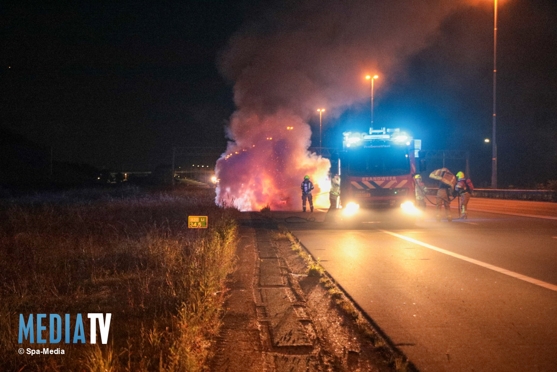 Auto vliegt tijdens het rijden in brand snelweg A20 Rotterdam