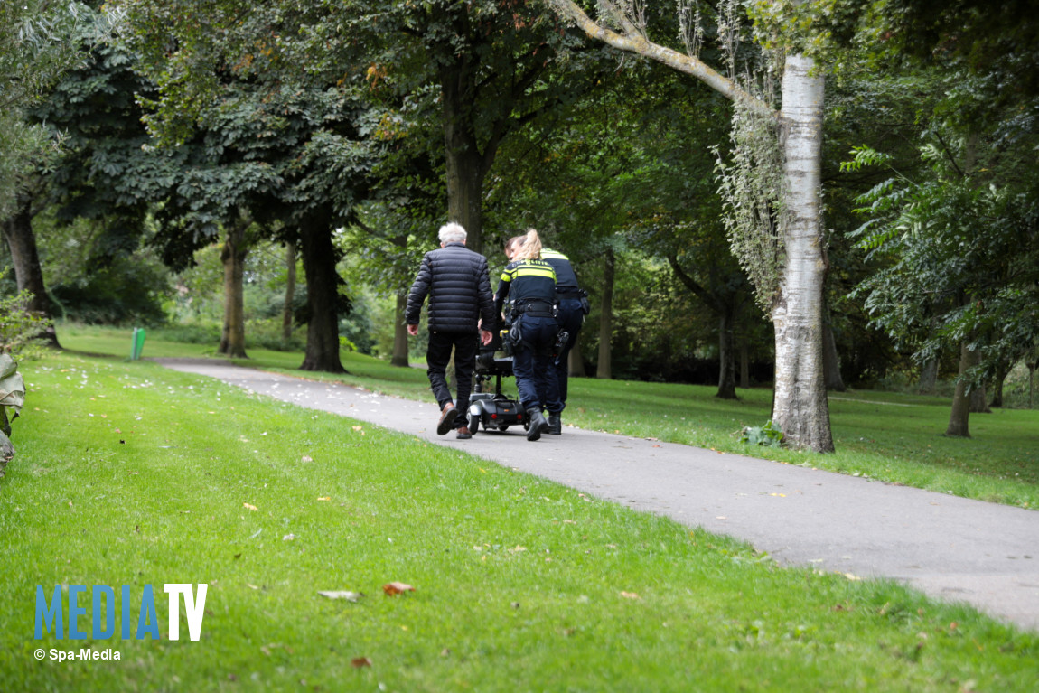 Man met scootmobiel te water in Bergschenhoek snel gered door omstanders