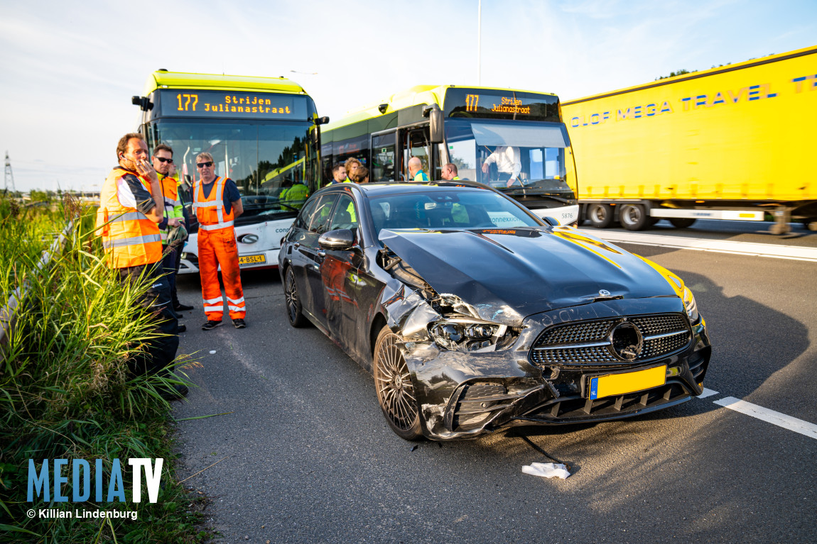 Streekbus betrokken bij verkeersongeval op snelweg A29 Barendrecht